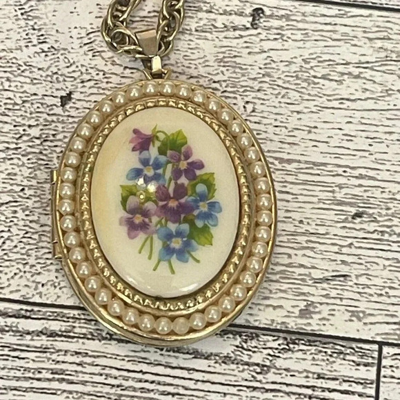 Vintage VTG Avon Floral Faux Pearl Locket Pendant Necklace 22” Long - Picture 2 of 13